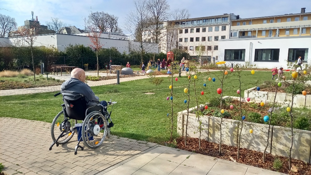 Kita Kinder suchen Ostereier im Hospiz-Garten