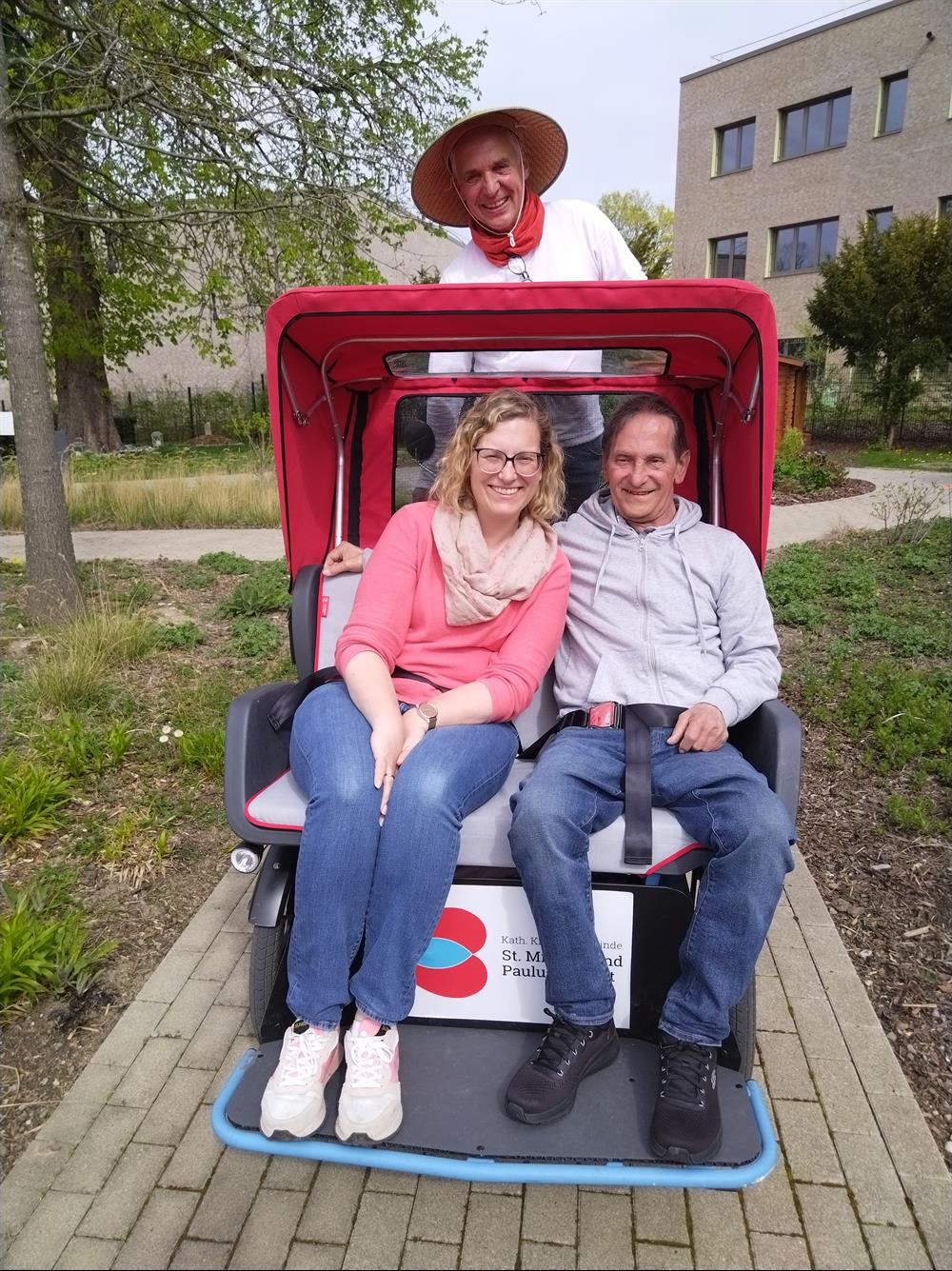 Mit der Rikscha vom Hospiz Velbert aus in den Frühling